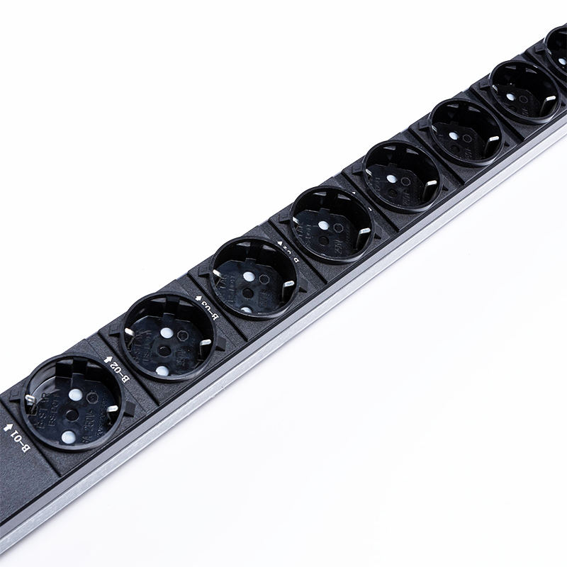 18 uttak Tyskland 1U overspenningsbeskyttelse Hot Swappable RS485 Metered Rack PDU