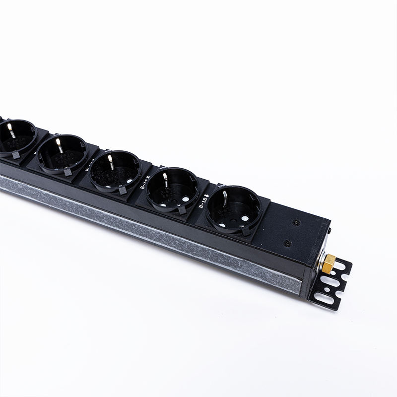 18 uttak Tyskland 1U overspenningsbeskyttelse Hot Swappable RS485 Metered Rack PDU