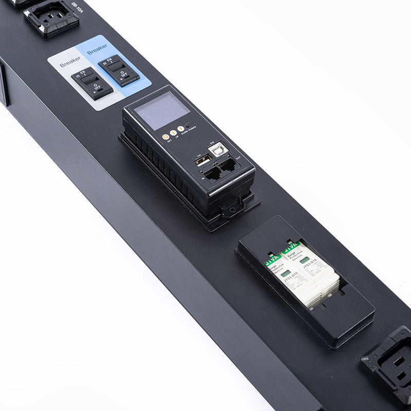 16 uttak IEC C13 IEC C19 Låsbar sokkelspenne utstyrt 2,5U Hot Swappable Overspenningsbeskyttelse Vertikal Modbus-RTU RS485 målt Rack PDU