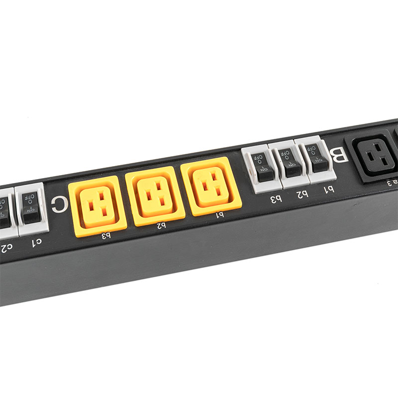 3-Fas 10-uttak C13 C19 Vertikal Breaker Overbelastningsbeskyttelse Switched Rack Pdu